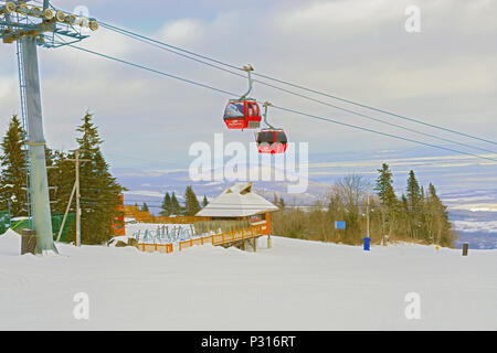 Mont Sainte Anne, Kanada - Januar 20, 2016: Das ganze Jahr über eine Gondel in Monte Sainte Anne Menschen findet auf dem Gipfel und die hervorragende Sicht auf die Rive Stockfoto