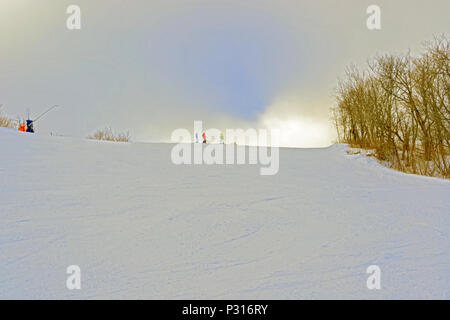 Mont Sainte Anne, Kanada - Januar 20, 2016: Leute Ski downhill in Mont Sainte Anne. Mont Sainte Anne Teil der Laurentian Hochland, das flatte Stockfoto