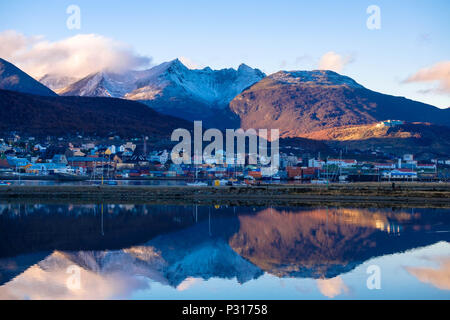 Die "Bahía Encerrada' Spiegel der Stadt Ushuaia und die umliegenden Berge. Die Landschaft dieses südlichste Stadt ist außergewöhnlich. Stockfoto