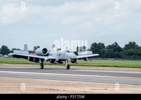 Eine A-10 Thunderbolt II mit der 75Th Fighter Squadron von Moody Air Force, Ga, kommt für Übung Green Flag Osten bei Barksdale Air Force Base, La., Aug 19., 2016. Vier A-10 s für die Ausübung der US-Streitkräfte bietet simulierten Ground Support zugeteilt wurden. Us-amerikanische und Kolumbianische Flugzeuge fliegen zusammen werden für die Dauer der Übung. (U.S. Air Force Foto/Senior Airman Mozer O. Da Cunha) Stockfoto