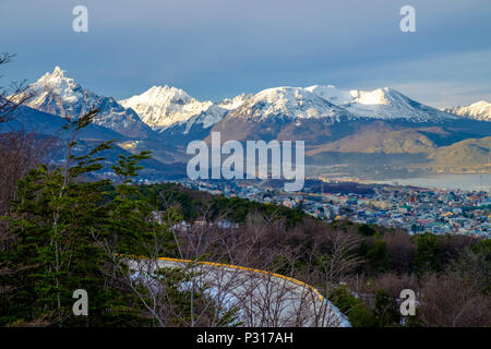 Ein Weg voller Kurven klettert über Ushuaia auf die Gletscher Martial. Hinter der Stadt, sehen sie Berge wie Monte Olivia und Monte Cinco Hermanos. Stockfoto