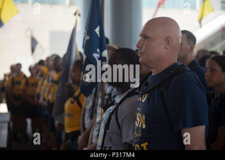 160816-N-AX638-010 NORFOLK, Virginia (16. August 2016) Chief Petty Officer (CPO) einberufene stehen stramm im Marinemuseum Hampton Straßen während der Tage des offenen Denkmals CPO. CPO Heritage Days haben jährlich seit den vergangenen 16 Jahren als Teil der Hampton Straßen Bereich CPO 365 Phase II Ausbildung stattgefunden. (Foto: U.S. Navy Mass Communication Specialist 3. Klasse Tyler Preston/freigegeben) Stockfoto