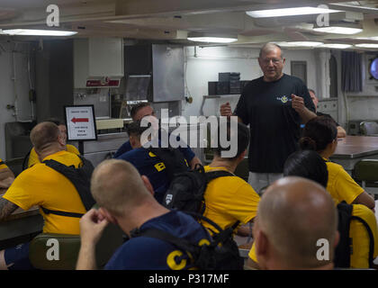 160815-N-AX638-010 NORFOLK, Virginia (15. August 2016) im Ruhestand Master Chief Petty Officer der Marine (INTERNIERUNGSLAGER) Duane Bushey, die siebte INTERNIERUNGSLAGER spricht mit Chief Petty Officer (CPO) einberufene an Bord der pensionierte Schlachtschiff USS Wisconsin (BB-64) im Marinemuseum Hampton Straßen bei CPO Heritage Days. CPO Heritage Days haben jährlich seit den vergangenen 16 Jahren als Teil der Hampton Straßen Bereich CPO 365 Phase II Ausbildung stattgefunden. (Foto: U.S. Navy Mass Communication Specialist 3. Klasse Tyler Preston/freigegeben) Stockfoto