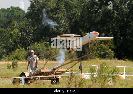 Ein Remote pilotiert Aerial Vehicle als Teil einer Live-fire Übung von der zweiten Bataillon durchgeführt gestartet wird, 263Rd Air Defense Artillery, South Carolina National Guard, am Fort Stewart, Ga. Am 20. August 2016. Mannschaften von der 2-263 rd feuerte Raketen von Avenger Air Defence Systems am aerial vehicles. (U.S. Army National Guard Foto: Staff Sgt. Kevin Pickering) Stockfoto