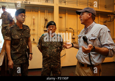 160818-N-IX 266-002 BUSAN, Südkorea - Zivile mariner Kapitän Gregor Goolishian, Meister der USNS Soderman (T-AKR 317) gibt eine Tour der Soderman zu Allgemeinen Chan Joo Park (Mitte), Commander, 2 Operations Command, Republik Korea Armee am Pier 8, hier, 12.08.18. (U.S. Marine Foto von Grady T. Fontana/Freigegeben) Stockfoto