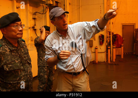 160818-N-IX 266-003 BUSAN, Südkorea - Zivile mariner Kapitän Gregor Goolishian, Meister der USNS Soderman (T-AKR 317) gibt eine Tour der Soderman zu Allgemeinen Chan Joo Park (Mitte), Commander, 2 Operations Command, Republik Korea Armee am Pier 8, hier, 12.08.18. (U.S. Marine Foto von Grady T. Fontana/Freigegeben) Stockfoto