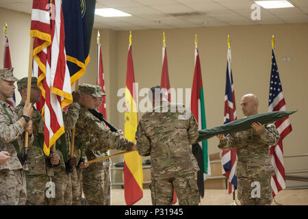 Us-Armee Generalleutnant Stephen Townsend (Mitte) und der U.S. Army Command Sgt. Maj. Alonzo Jones (rechts) uncases der XVIII Airborne Corps Farben während der Übertragung der Autorität Zeremonie an einem geheimen Ort im Südwesten Asien August 21, 2016. Combined Joint Task Force-Operation inhärenten Lösen ist eine multinationale Anstrengung zu schwächen und Islamischer Staat im Irak und der Levante Operationen im Nahen Osten zerstören und rund um die Welt. (U.S. Armee Foto von Sgt. Josephine Carlson) Stockfoto