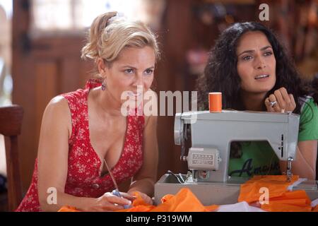 Original Film Titel: ERWACHSENE. Englischer Titel: ERWACHSENE. Regisseur: Dennis Dugan. Jahr: 2010. Stars: Salma Hayek; Maria Bello. Credit: Happy Madison Productions/RELATIVITY MEDIA/Album Stockfoto