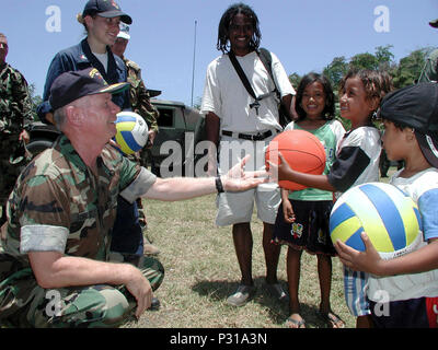 Osttimor --Commander, Amphibischen Kraft Siebten Flotte, hintere Adm. Paul S. Schultz, Volleybälle und Basketbälle zu präsentieren Studenten bei einem Besuch der Mata Luft Schule in Suai, Osttimor. Hintere Adm. Schultz war an Hand mit den Matrosen und Marines von USS Fort McHenry (LSD 43), die die Schule in Port besuchen sie gemalt zu besuchen. Fort McHenry, der Teil der Essex Amphibious Ready Group (ARG) mit Marines der 31 Marine Expeditionary Unit (MEU) eingeschifft, unterstützt Community Relations Projekte einschließlich medizinische und zahnmedizinische Unterstützung, allgemeiner Maschinenbau und Konstruktion, ein Stockfoto