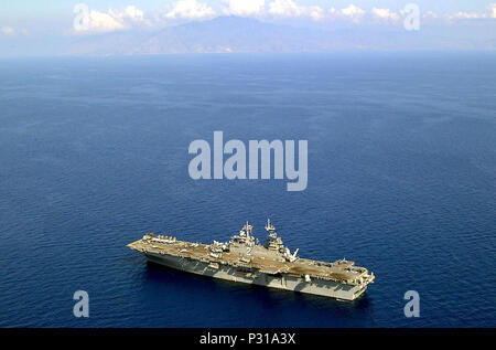 Dili, Osttimor (Okt. 2010) 31, 2001) Ð Die Amphibious Assault ship USS Essex (LL 2) unterwegs an der Küste von Dili, Osttimor. Matrosen und Marines aus Essex, unterstützen die Community Relations Projekte einschließlich medizinische und zahnmedizinische Unterstützung, allgemeiner Maschinenbau und Konstruktion, und den Transport und die Zustellung von Sport Ausrüstung und Infrastruktur Materialien in Dili. Stockfoto