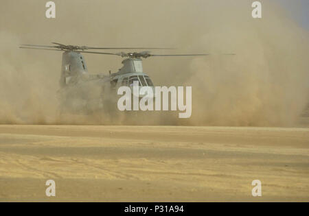 Camp Rhino, Afghanistan (31. 2, 2001) - ein United States Marine Corps. CH-46 Sea Knight Hubschrauber landet auf der Wüste Landeplatz mit dem Codenamen Rhino. Rhino ist eine zukunftsweisende Basis für Operationen strategisch in Afghanistan befindet. Stockfoto