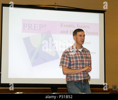 COLORADO SPRINGS, CO-Kaplan (Maj) Paul Lynn, Kaplan, 4 Sustainment Brigade, 4-ID, spricht mit verheirateten Paaren während 4 Ehepaare SB Ausbildung bei Cheyenne Mountain Resort August 12, 2016. Stockfoto