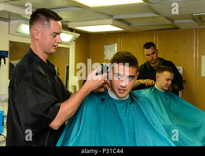 160820-N-TI017-086 Golf von ADEN (20. August 2016) Marines erhalten Abschläge in der Barbershop an Bord der amphibischen Dock Landungsschiff USS Whidbey Island (LSD-41). Whidbey Island ist mit der Wespe amphibische bereit Gruppe zur Unterstützung von maritimer Sicherheitsoperationen und Sicherheitsbemühungen Zusammenarbeit Theater in den USA bereitgestellt 5. Flotte Einsatzgebiet. (Foto: U.S. Navy Mass Communication Specialist 2. Klasse Nathan R. McDonald/freigegeben) Stockfoto