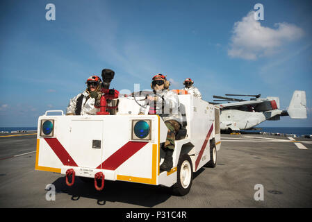 160822-N-WF272-034 PHILIPPINENSEE (22. August 2016) Luftfahrt Boatswain Mate (Handling) Schiff 3. Klasse Thomas Nichols, Recht, Aviation Boatswain Mate (Handling) 3. Klasse Samuel Holladay, links, und Flieger Nicholas Sanfilippo im Notfall als Teil des Teams Absturz und Bergung im Flugbetrieb an Bord amphibischer Angriff stand by USS Bonhomme Richard (LHD-6). Bonhomme Richard, Flaggschiff der Bonhomme Richard Expeditionary Strike Group, ist in den USA operierende 7. Flotte Bereich der Maßnahmen zur Erhöhung der Sicherheit und Stabilität in der Indo-Asien-Pazifik-Region. (US Navy Foto von M Stockfoto