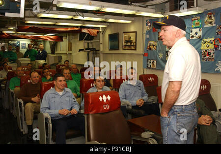 Meer an Bord der USS Theodore Roosevelt (CVN 71) Jan. 9, 2002 - John McCain, Arizona Senator, Adressen seiner Wähler an Bord der USS Theodore Roosevelt. Senator McCain visits der Flugzeugträger während zur Unterstützung der Operation Enduring Freedom im Gange. Stockfoto