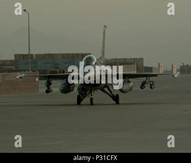 Eine F-16C Fighting Falcon aus der 93 Expeditionary Jagdgeschwader Taxis aus einem Parkplatz 22.08.2016, Flughafen Bagram in Afghanistan. Die Freiheit des Sentinel, der Nachfolger von "Enduring Freedom", ist die anhaltende US-Anstrengungen zu trainieren, beraten und die afghanischen Sicherheitskräfte zu unterstützen sowie die Durchführung von Anti-terror-Operationen in Afghanistan. (U.S. Air Force Foto vom Kapitän Korey Fratini) Stockfoto