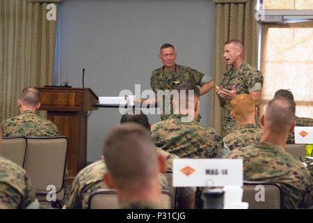 2. MAW Führung sammelt Stellvertretender Kommandant für die Luftfahrt, Generalleutnant Jon M. Davis, gelassen, hört als Sgt. Maj Richard D. Dreschmaschine, 2. Marine Flugzeugflügel Sergeant Major, spricht mit dem 2. MAW kommandierender General, Kommandeure, Senior Berater, Assistent des Stabschefs und Prinzip die Mitarbeiter am 2. MAW vierteljährliche Kommandeure Forum der Marine Corps Air Station Cherry Point, N.C., Aug 17, 2016 eingetragen. Das Forum hat Führungskräfte aus den verschiedenen 2. MAW untergeordneten Einheiten die Möglichkeit, Ideen, Anliegen zu besprechen und Best Practices für aktuelle und künftige Herausforderungen innerhalb 2 MAW vorschlagen. (U.s. Stockfoto