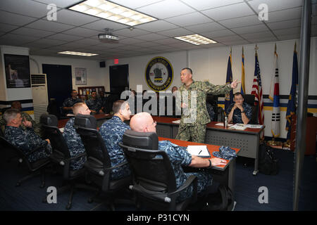 160820-N-IX 266-001 BUSAN, Südkorea - Navy Lt.Cmdr. Michael Pugh, Executive Officer, Military Sealift Command Office Korea liefert kurze ist ein Neuling zu finden - Komponente Segler am Pier 8, hier, 12.08.20. (U.S. Marine Foto von Grady T. Fontana/Freigegeben) Stockfoto