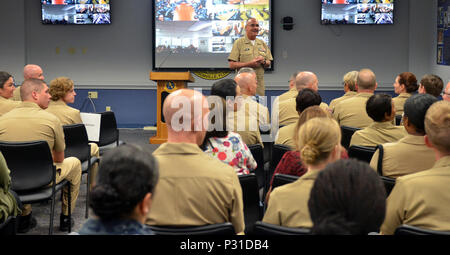 JACKSONVILLE, Fla. (Aug. 22, 2016) - Vice Adm. Forrest Faison, Marine Surgeon General und Chief, Büro der Medizin und der Chirurgie, besuche Naval Hospital (NH) Jacksonville Mitarbeiter während alles - Hände. Faison gestellte Personal zu halten, zu tun, was Sie tun, die Navy und Marine Corps Familie gesund, bereit und für den Job zu behalten. NH Jacksonville's Priority seit seiner Gründung im Jahre 1941 ist die Helden der Nation und ihre Familien zu heilen. (U.S. Marine Foto von Jacob Sippel, Naval Hospital Jacksonville Public Affairs/Freigegeben). Stockfoto