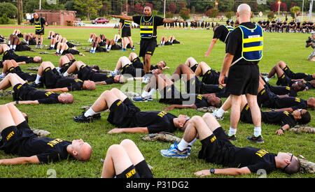 FORT JACKSON, S.C. - Während der Durchführung von physischen Readiness Training-, Reserve- und Active Duty drill Sergeants arbeiten zusammen, um neue grundlegende Ausbildung von Soldaten auf der richtigen Position und Platzierung ihrer Hände zu beauftragen, die sich während der Übungen am 22.08.2016. (U.S. Armee finden Foto von Sgt. Michael Adetula, im Broadcast Operations Ablösung/Freigegeben) Stockfoto