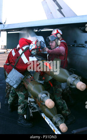 USS Theodore Roosevelt (CVN 71) Jan. 21, 2002 -- Aviation Ordnancemen auf die "Donnerknall" der Fighter Attack Squadron Zwei Fünf Eins (VMFA-251) Download ungeschäumtem Ordnance zugewiesen, nachdem eine Mission. Die thunderbolts sind Teil der Carrier Air Wing (Cvw 1) derzeit mit der Roosevelt zur Unterstützung der Operation Enduring Freedom eingesetzt. Stockfoto