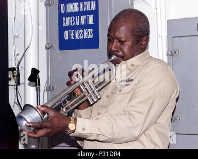 USS Essex (LL 2) Jan. 22, 2001 - ein Seemann an Bord der USS Essex die Trompete auf das Chaos Decks spielt während einer Dr. Martin Luther King Jr. Gedenkfeier im Hafen in Yokosuka, Japan. Stockfoto