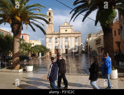 Bay, Kreta, Griechenland (Jan. 1, 2003) - - Matrosen an Bord der Truman bereitgestellt ist ein Neues Jahr Tag schlendern Sie vorbei an der Metropole Kathedrale in der Stadt Chania während ihrer Ferien port Besuch dieser östlichen Mittelmeer Hafen. Truman und ihre Eingeschifft Carrier Air Wing Drei (CVW-3) werden in regelmäßigen sechsmonatigen Einsatz die Durchführung von Kampfeinsätzen zur Unterstützung der Operation Enduring Freedom. Stockfoto