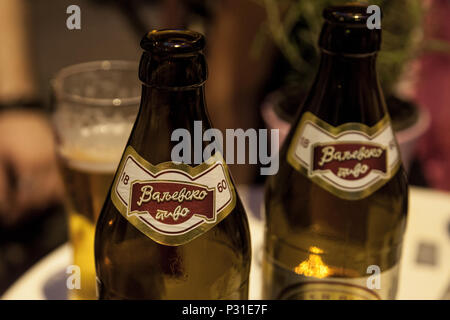 Belgrad, SERBIEN - 10. JUNI 2018: Schließen bis auf einige Flaschen Valjevsko Pivo Bier. Valjevsko Pivo ist ein helles Bier durch die Valjevska Pivara Bre produziert Stockfoto