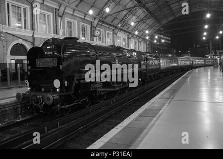 SR Handelsmarine Klasse 35028 Clan angeschlossen ist Orient Express Wagen mit: SR Handelsmarine Klasse 35028 Clan Wo: London, Vereinigtes Königreich, wenn: 16. Mai 2018 Credit: Phil Lewis/WENN.com Stockfoto