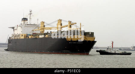 Port, Republik Korea (Mar. 8, 2004) - Die maritime prepositing Schiff MV 1. Lt. Jack Lummus (T-AK 3011) zieht in Pyongtaek Port, Südkorea zum Entladen von Ausrüstung für das jährliche Training für die beginnen Stockfoto