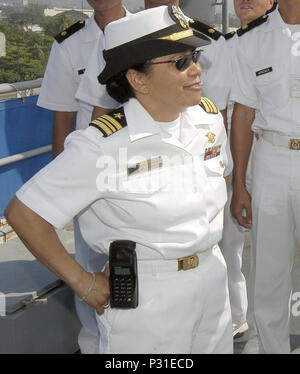 Bucht, die Republik der Philippinen (Apr. 24, 2004) - Lt.Cmdr. Romelda Sadiarin gibt eine Tour der USS Coronado (AGF 11) für Schüler von Naval Ausbildung des philippinischen Marine und Training. Coronado kamen für eine geplante Hafen besuchen. Der Hafen besuch gibt die mehr als 450 Segler, zivile Seemänner und Siebten Flotte Mitarbeiter an Bord Coronado eine Chance, die einzigartige Kultur der Philippinen, Besichtigungen zu erleben, und in gemeinnützigen Projekten beteiligen. Das Schiff ist als temporäre Befehl Schiff für Stockfoto