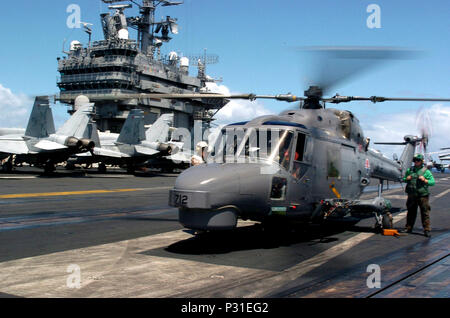 Ozean (12. Juli 2004) - Ein koreanischer Hubschrauber landet an Bord der Flugzeugträger USS John C Stennis (CVN 74). Dies ist das erste Mal in der Geschichte, dass eine koreanische Flugzeuge aller Art, an Bord Stennis gelandet ist. Das Schiff und die Carrier Air Wing Vierzehn (CVW-14) sind im Rahmen der multi-national maritime Übung 'Rand der Pacific 2004" (Rimpac). RIMPAC ist die größte internationale maritime Übung in den Gewässern um die Inseln von Hawaii. Die diesjährige Übung umfasst sieben teilnehmenden Nationen; Australien, Kanada, Chile, Japan, Südkorea und die Vereinigten Staaten. RIMPAC Stockfoto