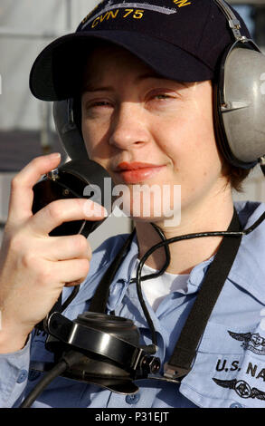 Meer (Nov. 11, 2004) - Aviation Anti-U-Boot-Krieg Operator 2. Klasse Michelle McKinley steht auf dem Signal Bridge an Bord der Nimitz-klasse Flugzeugträger USS Harry S. Truman (CVN 75), wie das Schiff durch den Suez Kanal Transite. Die Truman Carrier Strike Group und ihre Eingeschifft Carrier Air Wing Drei (CVW-3) ist auf einen sechsmonatigen Einsatz zur Unterstützung der globalen Krieg gegen den Terrorismus. Stockfoto