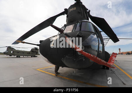 Ein Südcarolina Army National Guard (SCARNG) CH-47D Chinook Hubschrauber unter mehreren CH-47F in Fort Drum, 12.08.18, 2016, Fort Drum, NY. Um das Ablösen 1, Firma B, 2-238 th Allgemeine Unterstützung Aviation Battalion, 59th Aviation Truppe den Befehl, Anruf geparkt - Schild "Guard Copter 368" ist eines der wenigen CH-47D als "echte 3D-Modelle, "am Ende des ersten Golfkriegs gebaut. '368' mit Det serviert. 1 In den letzten zehn Jahren, sowohl in der Unterstützung der staatlichen Maßnahmen und während der Einheit Bereitstellungen nach Afghanistan, in den Jahren 2009 und 2013, während der Service, "368" erwarb sich einen Ruf für Zuverlässigkeit und Robustheit Amon Stockfoto