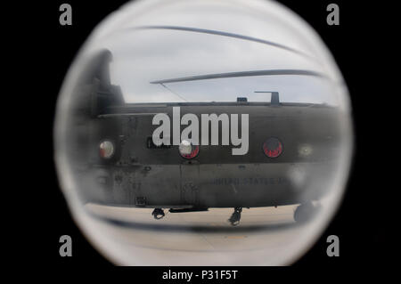 Ein Südcarolina Army National Guard (SCARNG) CH-47D Chinook Hubschrauber unter mehreren CH-47F in Fort Drum, 12.08.18, 2016, Fort Drum, NY. Um das Ablösen 1, Firma B, 2-238 th Allgemeine Unterstützung Aviation Battalion, 59th Aviation Truppe den Befehl, Anruf geparkt - Schild "Guard Copter 368" ist eines der wenigen CH-47D als "echte 3D-Modelle, "am Ende des ersten Golfkriegs gebaut. '368' mit Det serviert. 1 In den letzten zehn Jahren, sowohl in der Unterstützung der staatlichen Maßnahmen und während der Einheit Bereitstellungen nach Afghanistan, in den Jahren 2009 und 2013, während der Service, "368" erwarb sich einen Ruf für Zuverlässigkeit und Robustheit Amon Stockfoto