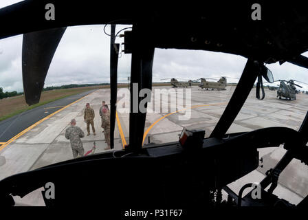 Ein Südcarolina Army National Guard (SCARNG) CH-47D Chinook Hubschrauber unter mehreren CH-47F in Fort Drum, 12.08.18, 2016, Fort Drum, NY. Um das Ablösen 1, Firma B, 2-238 th Allgemeine Unterstützung Aviation Battalion, 59th Aviation Truppe den Befehl, Anruf geparkt - Schild "Guard Copter 368" ist eines der wenigen CH-47D als "echte 3D-Modelle, "am Ende des ersten Golfkriegs gebaut. '368' mit Det serviert. 1 In den letzten zehn Jahren, sowohl in der Unterstützung der staatlichen Maßnahmen und während der Einheit Bereitstellungen nach Afghanistan, in den Jahren 2009 und 2013, während der Service, "368" erwarb sich einen Ruf für Zuverlässigkeit und Robustheit Amon Stockfoto