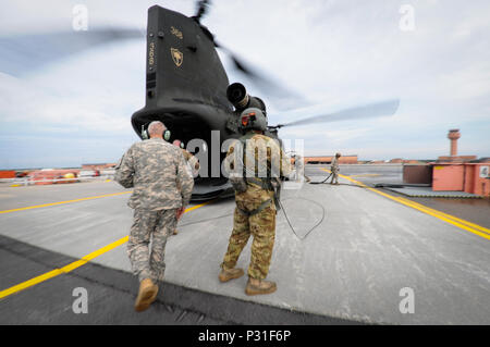 Ein Südcarolina Army National Guard (SCARNG) CH-47D Chinook Hubschrauber landet auf Fort Drum und tankt während seiner letzten offiziellen Mission, 12.08.18, 2016, Fort Drum, NY. Um das Ablösen 1, Firma B, 2-238 th Allgemeine Unterstützung Aviation Battalion, 59th Aviation Truppe den Befehl, Anruf zugewiesen - Schild "Guard Copter 368" ist eines der wenigen CH-47D als "echte 3D-Modelle, "am Ende des ersten Golfkriegs gebaut. '368' mit Det serviert. 1 In den letzten zehn Jahren, sowohl in der Unterstützung der staatlichen Maßnahmen und während der Einheit Bereitstellungen nach Afghanistan, in den Jahren 2009 und 2013, während der Service, "368" erwarb sich einen Ruf für reliabil Stockfoto