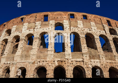 Kolosseum monumentale Arkaden mit blauer Himmel Stockfoto