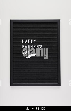 Schwarz mit weißem Kunststoff letterboard Briefe mit Zitat Happy Vatertag, auf weißem Hintergrund. Stockfoto