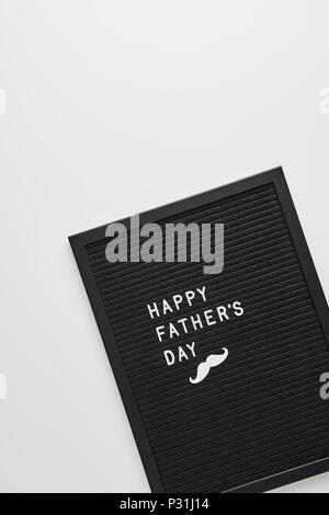 Schwarz mit weißem Kunststoff letterboard Briefe mit Zitat Happy Vatertag, auf weißem Hintergrund. Stockfoto