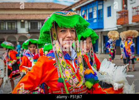 Porträt eines mittleren Alters peruanische Frauen lächelnd in ihrer traditionellen Kleidung für die Inti Raymi Sun Fest Feier in der Stadt Cusco, Peru. Stockfoto