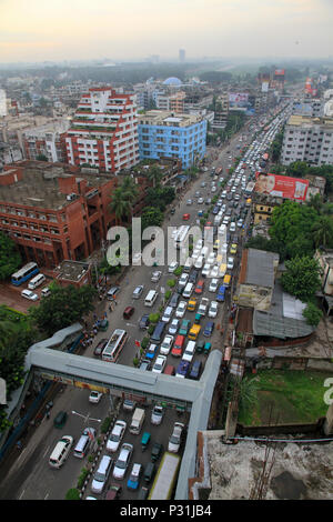 Starker Verkehr verstopft die VIP-Straße zu Ab-hof in Dhaka vor Iftar während des Ramadan. Dhaka, Bangladesch. Stockfoto