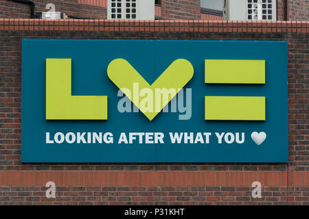 Beschilderung für das Liverpool Victoria (LV) Financial Services Unternehmen außerhalb von Gebäude des Unternehmens in Bournemouth. Stockfoto