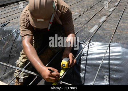 CONCHAGUA, El Salvador (16. August 2016) – Dienstprogramme Constructionman Jesus Cedillo, Marine Mobile Bau Einheit 133, zugeordnet misst und Bewehrung in Vorbereitung des Gießens des Grundstein für ein neues Gemeindezentrum im südlichen Partnerschaft Station 2016 (SPS-16) markiert.  SPS-16 ist eine jährlich stattfindende Serie von US-Marine-Bereitstellungen, eine dauerhafte Beziehung mit den Menschen in Mittel- und Südamerika durch Übungen, Operationen und Gemeinschaftsprojekte Beziehungen zu fördern. (Foto: U.S. Navy Mass Communication Specialist 1st Class Kimberly Clifford/freigegeben) Stockfoto