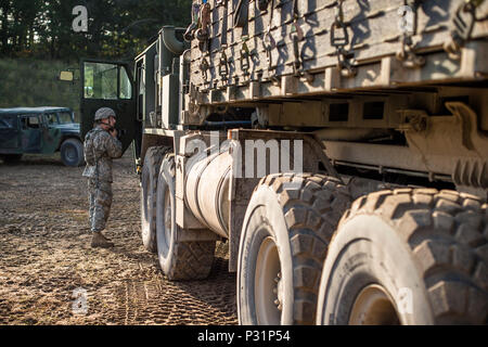 Soldaten aus 1437Th Multi-Role Brücke Unternehmen, Sault Ste. Marie, Mich., manövrieren Fahrzeuge in die Installation einer Trocken support Bridge, 14.August 2016, am Lager Äsche, mich zu unterstützen, während der nördliche Streik 2016. Northern Strike 16 ist ein National Guard Bureau - geförderte Übung vereint rund 5.000 Heer, Luftwaffe, Marine, und Special Forces service Mitglieder aus 20 Mitgliedstaaten und drei Koalition Ländern während der ersten drei Wochen im August 2016 im Camp Äsche gemeinsame Manöver Training Center und die alpena Combat Readiness Training Center, beide im nördlichen Michigan gelegen. Die exerc Stockfoto