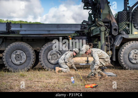 Soldaten aus 1437Th Multi-Role Brücke Unternehmen, Sault Ste. Marie, Mich., kennzeichnet den Abstand auf dem Boden, wo Modul Komponenten, um eine chemische Unterstützung Brücke zu installieren, 14.August 2016, am Lager Äsche, Mich., während der nördliche Streik 2016. Northern Strike 16 ist ein National Guard Bureau - geförderte Übung vereint rund 5.000 Heer, Luftwaffe, Marine, und Special Forces service Mitglieder aus 20 Mitgliedstaaten und drei Koalition Ländern während der ersten drei Wochen im August 2016 im Camp Äsche gemeinsame Manöver Training Center und die alpena Combat Readiness Training Center, beide in entfernt Stockfoto