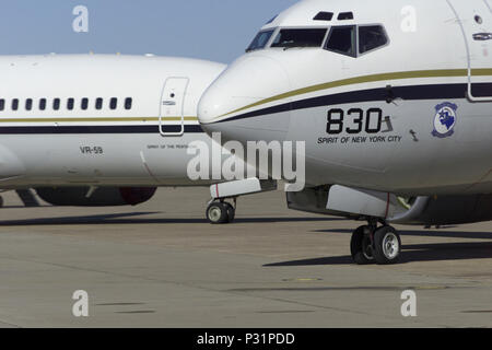 Air Station gemeinsame Mindestreservebasis, Ft. Worth, TX, Dez. 18, 2001 --- Die C-40A 434 ersetzt die C-9 Skytrain für die Marine Reserve und VR-59 ist die erste Staffel die Ihre zu erhalten. Es ist eine neue Konfiguration von Boeing Ihrer 737, a737-700 C (C für Cabrio). Die C-40A ist schneller, leiser, entspricht den aktuellen internationalen Lärmschutzverordnungen und hat Flug Fähigkeiten erweitert. Hinzu kommt die Tatsache, dass es funktioniert in einem Passagier Konfiguration (121 pax), eine Ladung Konfiguration (7 Paletten für 40k-lbs) oder eine Kombination aus Konfiguration, hält 3 Paletten und 70 Passagiere und sie haben die ideale 21. Stockfoto