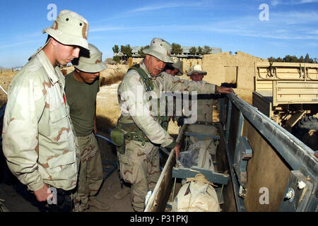 Afghanistan (31. 24, 2001) - - Chief Machinist Mate Jon Scott von Virginia Beach, Va. Für die Beseitigung von Explosivstoffen (EOD), Mobile Einheit Zwei, Loslösung-18 zugeordnet beauftragt Matrosen und Marines auf Verfahren für die beweglichen Beschlagnahmten Waffen für künftige Entsorgung. Stockfoto