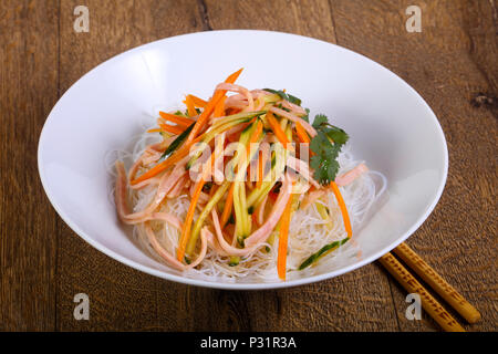 Salat vith Nudel, Speck und Gemüse Stockfoto