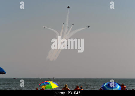 Die Thunderbirds Delta Bildung führt die Delta Burst Manöver während des Atlantic City Praxis Airshow, 12.08.16, 2016 in Atlantic City, New Jersey. (U.S. Air Force Foto von älteren Flieger Tabatha McCarthy) Stockfoto